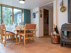 uma sala de jantar com uma mesa e cadeiras e um fogão em 7 person holiday home in Kolind em Kolind
