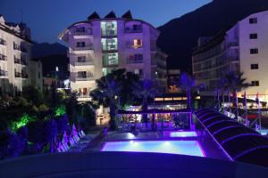 Bazén v ubytování Lims Bona Dea Beach Hotel nebo v jeho okolí