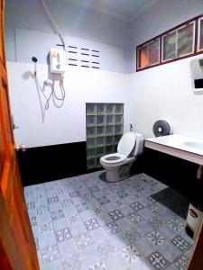 ein Bad mit einem WC und einem Waschbecken in der Unterkunft Blanco Hideout Railay in Railay Beach