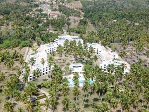 una vista aérea de un complejo con palmeras en Hotel D'Anatureza, en Maceió