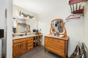 a room with a large mirror and a wooden table at 4 Seasons Inn on Fall River in Estes Park