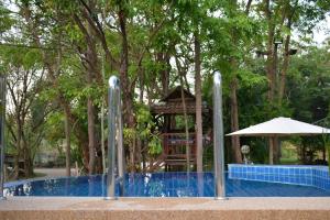 uma fonte de água em frente a um gazebo em Isaan Perazim Park em Roi Et