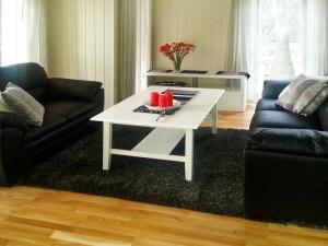 uma sala de estar com uma mesa de centro branca e um sofá em 8 person holiday home in Tengelfjord em Tengelfjorden