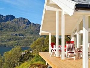um alpendre de uma casa com cadeiras e vista para uma montanha em 8 person holiday home in Tengelfjord em Tengelfjorden