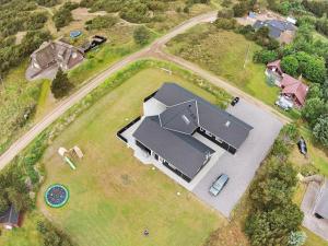 una vista aérea de una casa grande con patio en 18 person holiday home in Bl vand, en Blåvand