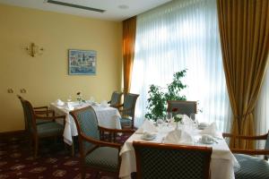 Reštaurácia alebo iné gastronomické zariadenie v ubytovaní Hotel AS