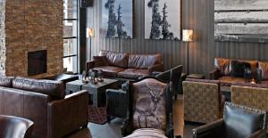 a bar with leather furniture and a fireplace at Norefjell Ski & Spa in Noresund