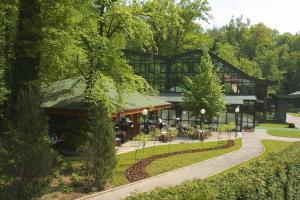 budynek w środku parku z drzewami w obiekcie Hotel AS w Zagrzebiu