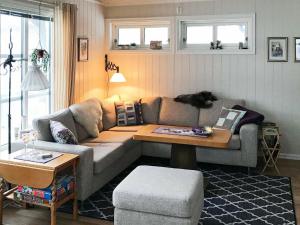 ein Wohnzimmer mit einem Sofa und einem Tisch in der Unterkunft 6 person holiday home in Ballangen in Ballangen