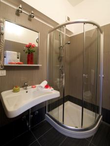 ミラノにあるホテル サバティーノ ミラノのバスルーム(シャワー、シンク付)