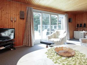 TV a/nebo společenská místnost v ubytování 6 person holiday home in Ringk bing