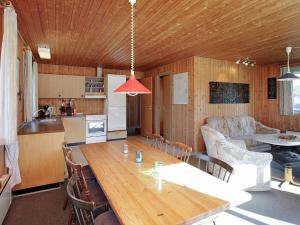 リンケビングにある6 person holiday home in Ringk bingのキッチン、リビングルーム(木製テーブル付)