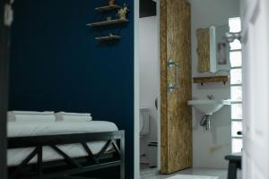 ein Badezimmer mit Bett und Waschbecken in der Unterkunft Baannokhook Home&Cafe in Surat Thani