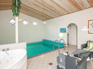 Bazén v ubytování Holiday Home Helmklit II nebo v jeho okolí