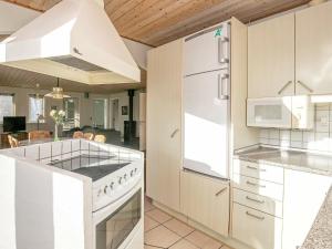 Kuchyň nebo kuchyňský kout v ubytování Holiday Home Helmklit II
