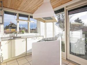 Kuchyň nebo kuchyňský kout v ubytování Holiday Home Helmklit II