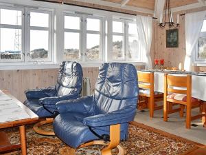 Holiday Home Rensvikholmen في Frei: غرفة معيشة مع كرسيين وطاولة