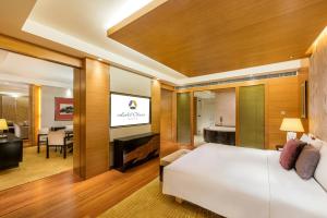 Televiisor ja/või meelelahutuskeskus majutusasutuses Hotel Okura Macau
