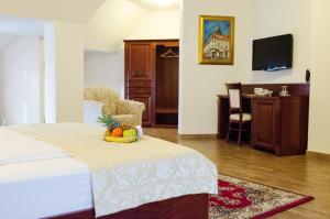 Televízia a/alebo spoločenská miestnosť v ubytovaní Hotel Dorottya