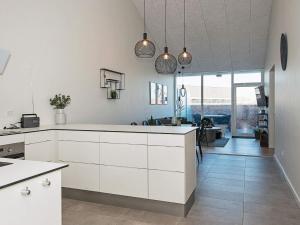 Kuchyň nebo kuchyňský kout v ubytování 6 person holiday home in Ringkøbing