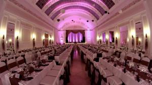 Reštaurácia alebo iné gastronomické zariadenie v ubytovaní Hotel Dorottya
