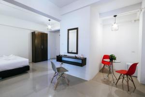 a bedroom with a bed and a table and chairs at Hotel Wualai by CMStay in Chiang Mai