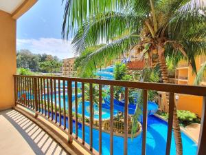 balcón con vistas a la piscina en Gold Coast Morib Themepark View Studio, en Banting