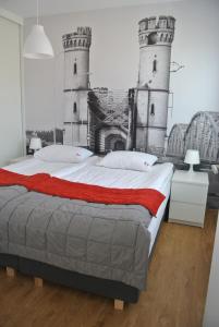 1 dormitorio con 1 cama grande y 2 torres en Apartament Panorama, en Tczew