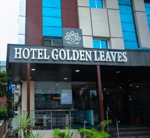um sinal de hotel dourado em frente a um edifício em Hotel Golden Leaves em Hyderabad