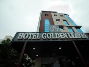 um hotel de leis douradas assinam em cima de um edifício em Hotel Golden Leaves em Hyderabad