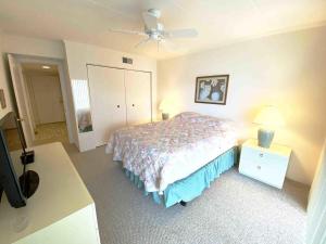 オーシャンシティにあるOcean Princess 207のベッドルーム1室(ベッド1台、シーリングファン付)