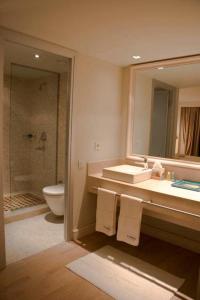 bagno con lavandino, servizi igienici e specchio di Yacht Club a Didim