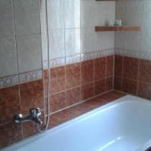um chuveiro na casa de banho com banheira em Odpoczywalnia em Opatów