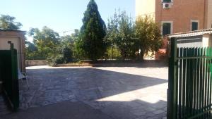 a courtyard with a gate and a tree in a building at B&B Mimì e Cocò in Civita Castellana