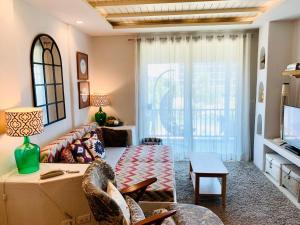 sala de estar con sofá y TV en Chelona 463 Khao Tao Condominium, en Khao Tao