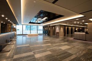 大阪的住宿－Hotel Granvia Osaka-JR Hotel Group，大楼的大堂,铺有瓷砖地板