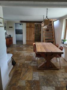 ein Esszimmer mit einem Holztisch und Stühlen in der Unterkunft Bieszczadzka Sielanka in Wojtkowa