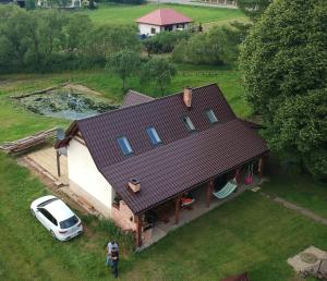 uma vista aérea de uma casa com um carro estacionado em frente em Bieszczadzka Sielanka em Wojtkowa