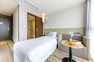 Postel nebo postele na pokoji v ubytování Shin Shin Hotel Cheonjiyeon