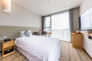 Postel nebo postele na pokoji v ubytování Shin Shin Hotel Cheonjiyeon
