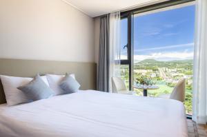 Postel nebo postele na pokoji v ubytování Shin Shin Hotel Cheonjiyeon