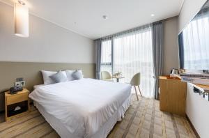 Postel nebo postele na pokoji v ubytování Shin Shin Hotel Cheonjiyeon