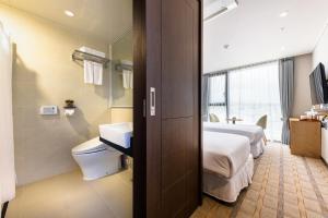 Postel nebo postele na pokoji v ubytování Shin Shin Hotel Cheonjiyeon