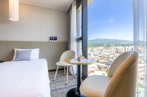 Nespecifikovaný výhled na hory nebo výhled na hory při pohledu z hotelu