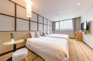 TV a/nebo společenská místnost v ubytování Shin Shin Hotel Cheonjiyeon