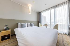 Postel nebo postele na pokoji v ubytování Shin Shin Hotel Cheonjiyeon