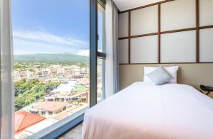 Nespecifikovaný výhled na hory nebo výhled na hory při pohledu z hotelu