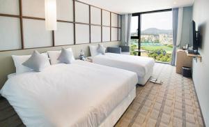 Postel nebo postele na pokoji v ubytování Shin Shin Hotel Cheonjiyeon