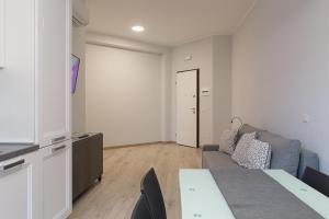 salon z kanapą i stołem w obiekcie Ostia Holiday Sgrinfia w mieście Lido di Ostia +1 zdjęcie