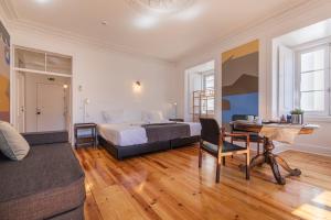 1 dormitorio con 1 cama y escritorio en una habitación en Casa da Pendoa, en Sintra